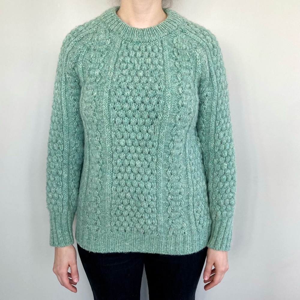 Vintage Malinmor Ireland 100% wool cable knit Fisherman’s sweater. 💚